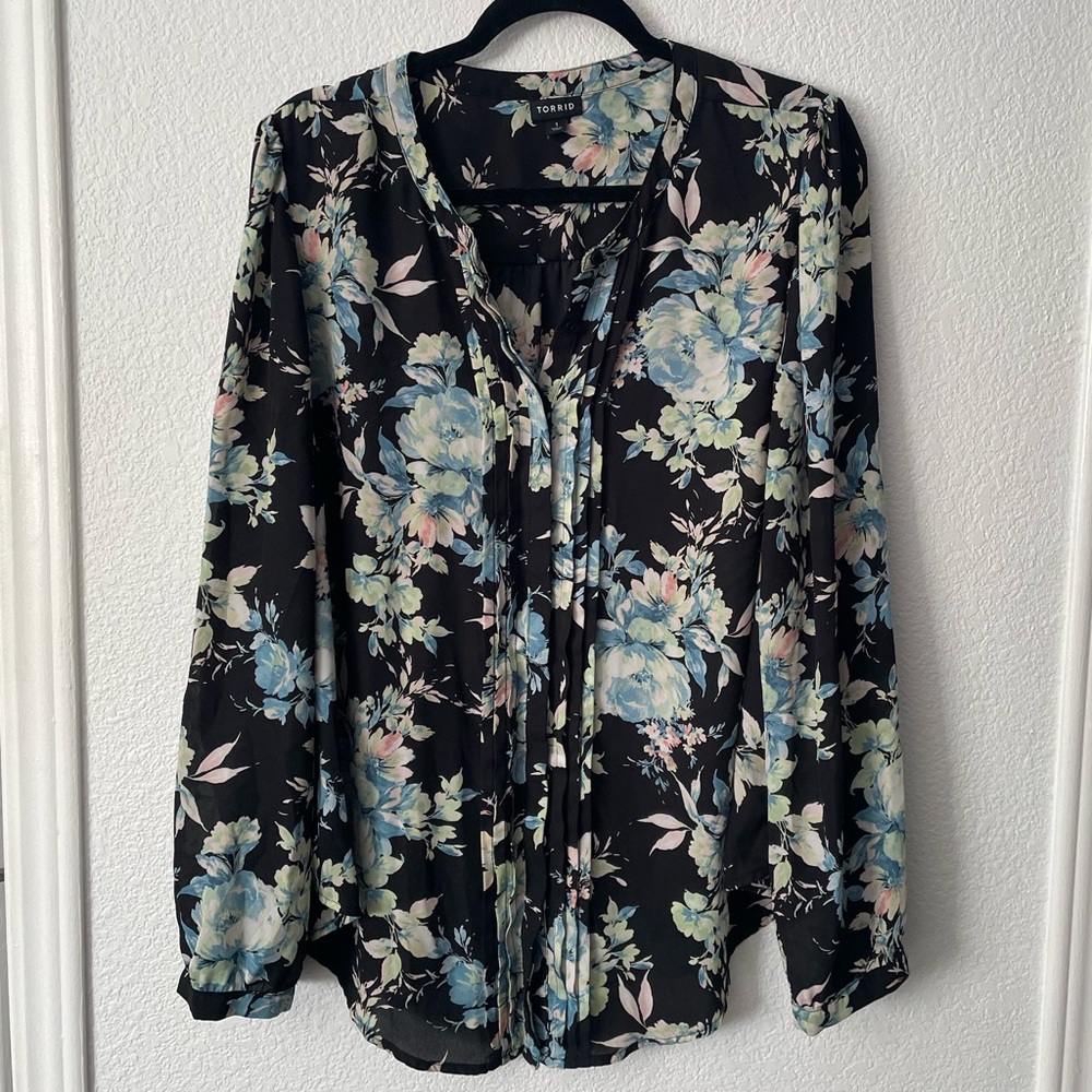 🌟5/$15🌟Torrid Black Floral Blouse with Blue and Green Accents